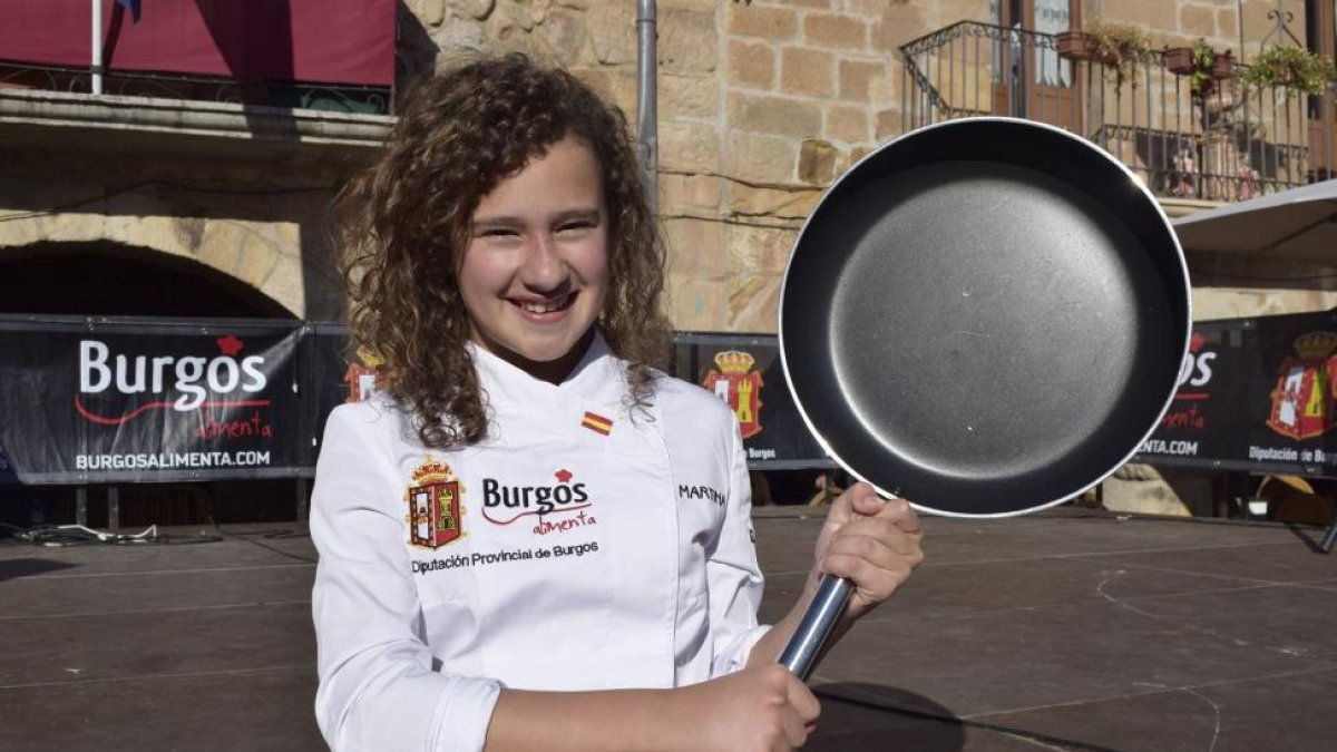 La niña Martina Pueyo, en el descanso de una demostración de cocina para niños, hace unos días, en un pueblo de la provincia de Burgos.-ARGICOMUNICACIÓN