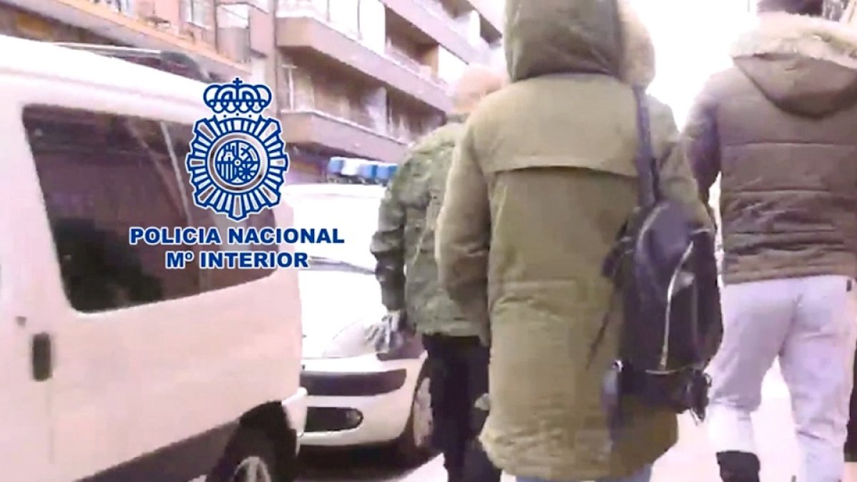 Uno de los detenidos, a la derecha, tras el registro de su casa en Valladolid. / E. M,.