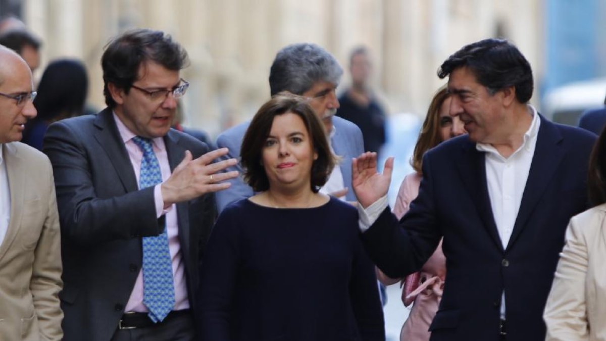 La vicepresidenta del gobierno en funciones, Soraya Sáez de Santamaría participa en un acto político y da un paseo por Salamanca.-ICAL
