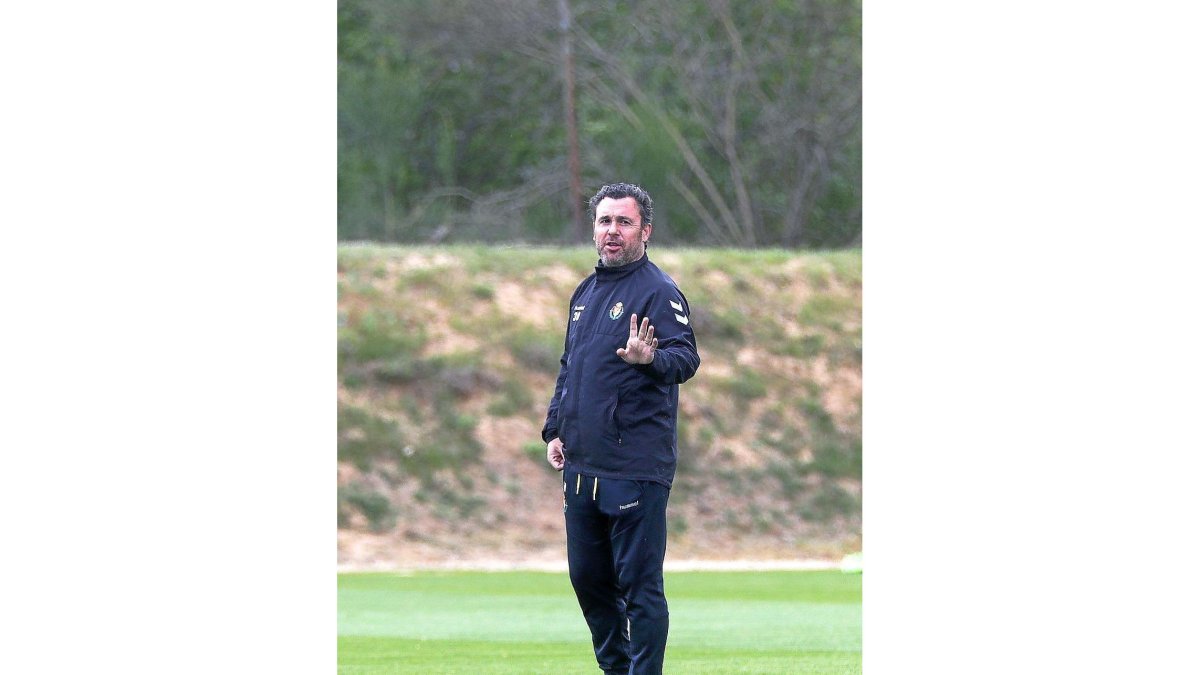 Sergio da una orden antes de comenzar los lanzamientos a portería en el entrenamiento de ayer.-BALCAZA