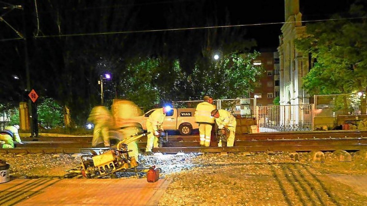 Operarios de Adif en plenos trabajos de corte de raíles de madrugada.-E.M.