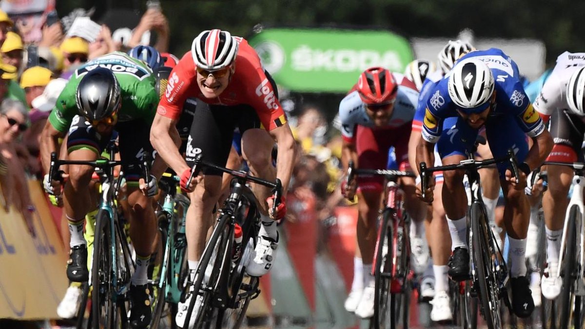 Fernando Gaviria triunfa ante André Greipel (de rojo) y Peter Sagan (de verde), en la cuarta etapa del Tour.-AFP