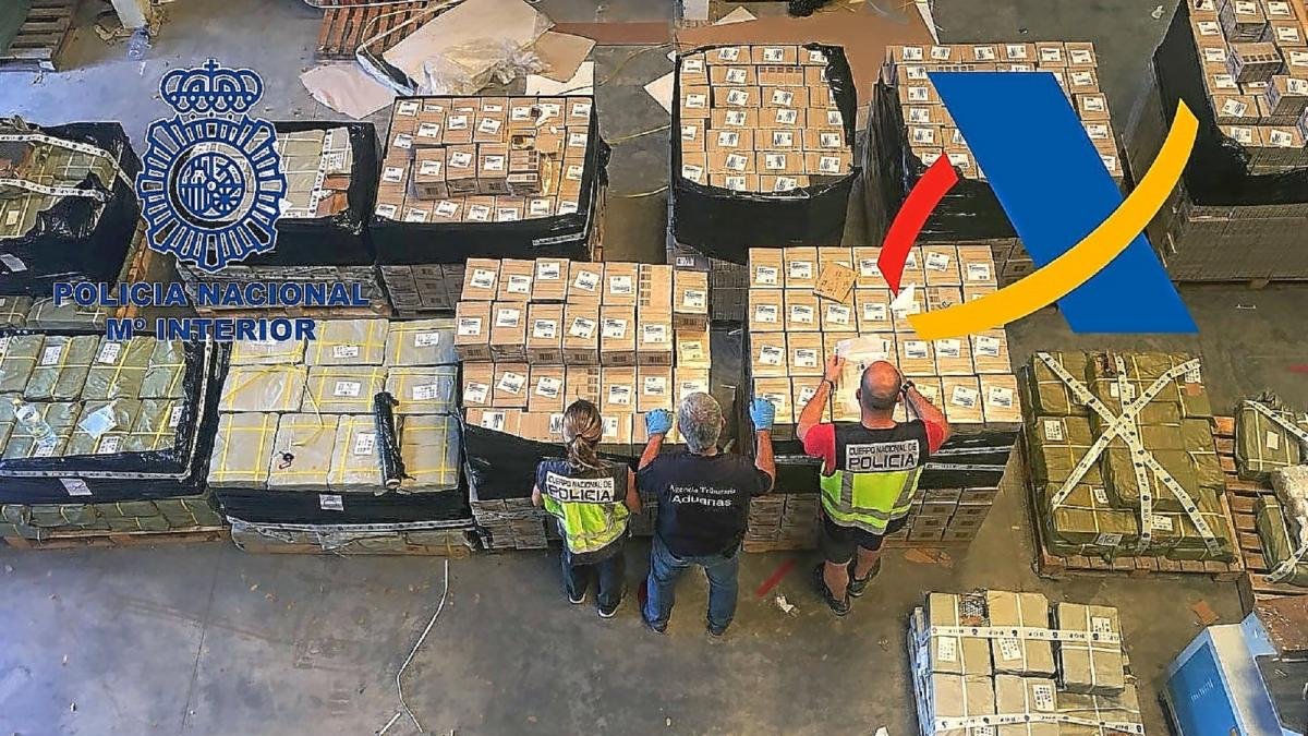 Agentes inspeccionan el material intervenido en una de las fábricas de Valencia.-ICAL