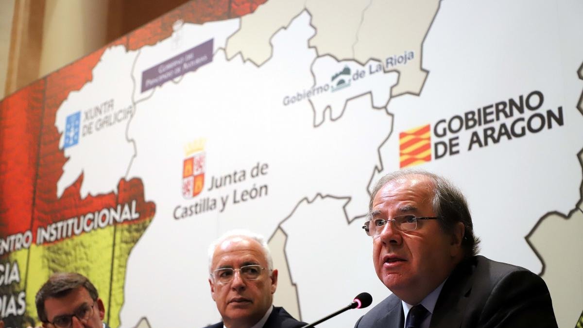 El presidente de la Junta de Castilla y León, Juan Vicente Herrera, interviene en la rueda de prensa posterior a la Cumbre Autonómica de Financiación.-MIRIAM CHACÓN / ICAL