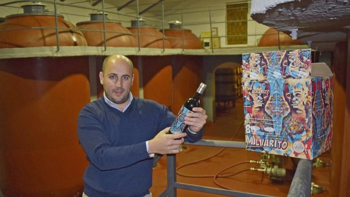 Álvaro Martín, con la botella y el nuevo embalaje, obra del artista Chad Lieber.-ARGICOMUNICACIÓN