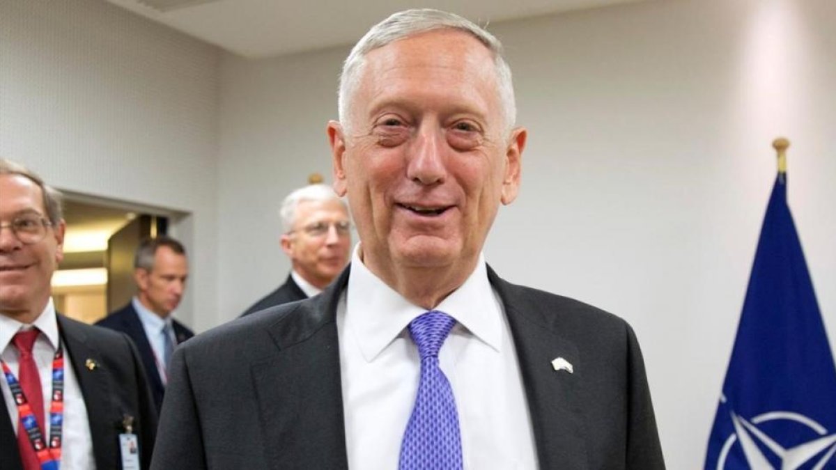 El secretario de Defensa de EEUU, James Mattis, a su llegada a la sede de la OTAN en Bruselas.-VIRGINIA MAYO