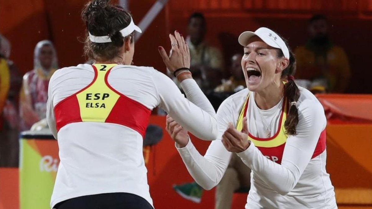 Liliana Fernández y Elsa Baquerizo se abrazan en su partido bajo la lluvia ante las brasileñas Ágatha y Bárbara en Copacabana.-EFE / SRDJAN SUKI
