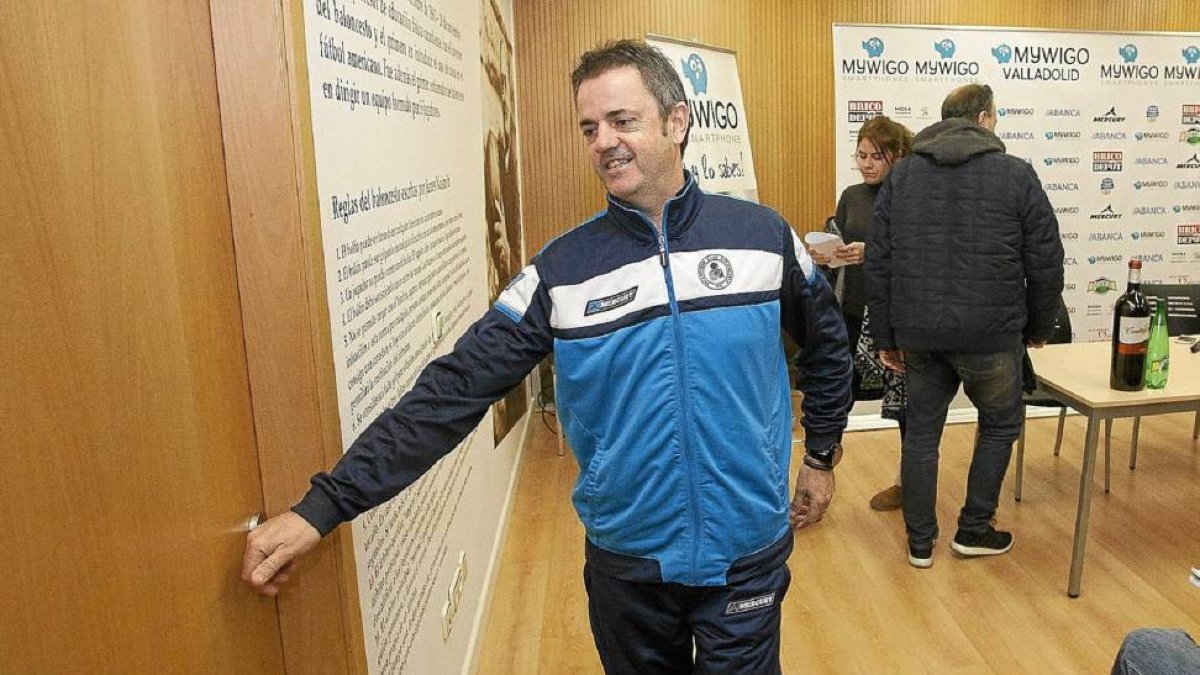 Porfi Fisac abandona la sala de prensa del polideportivo Pisuerga durante su comparecencia del pasado lunes-Pablo Requejo