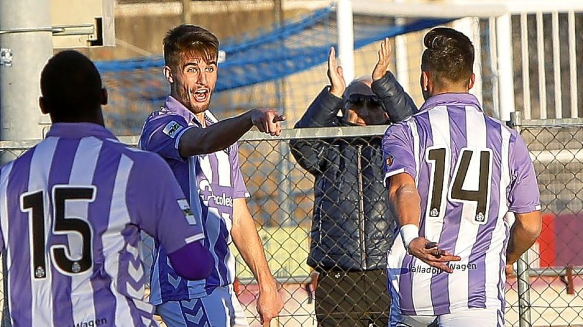 Dani Vega señala a Mayoral (14), protagonista de la jugada del 1-0 y autor del pase al goleador.-J.M.LOSTAU