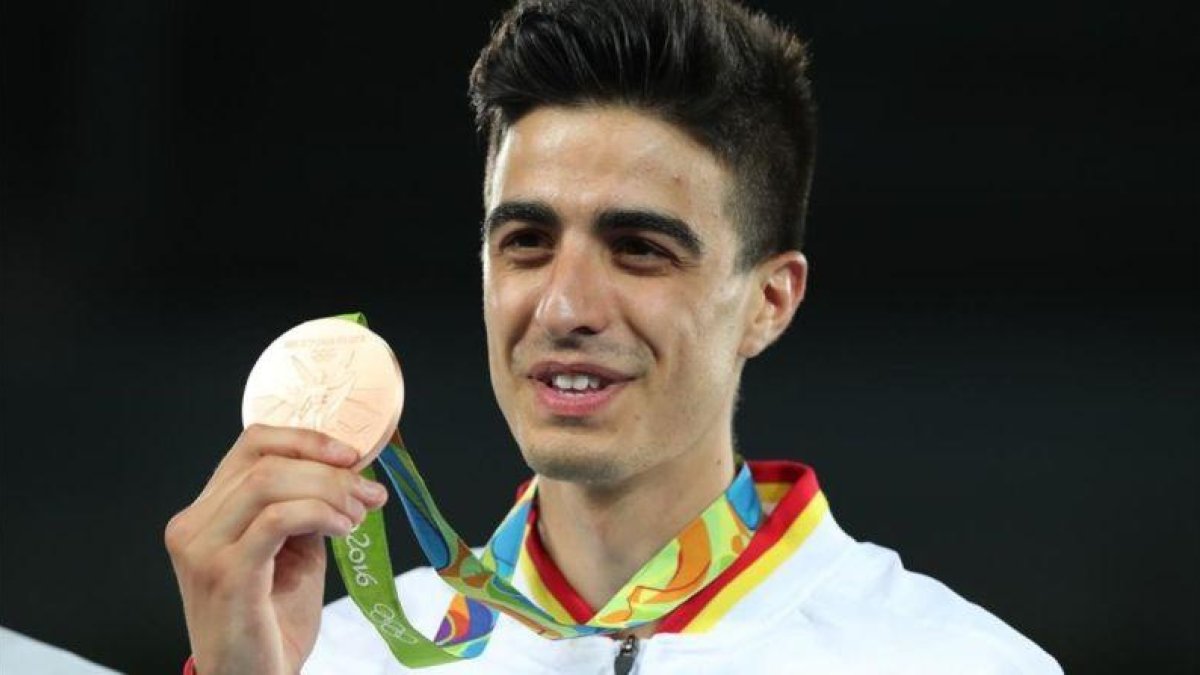 Joel González, con su bronce.-EFE / TATYANA ZENKOVICH