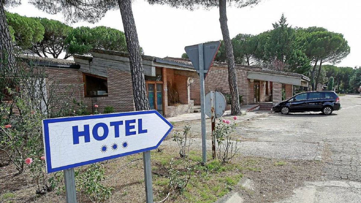 Entrada en las instalaciones del Hotel El Montico, en Tordesillas, cerrado en noviembre de 2013.-J.M. Lostau