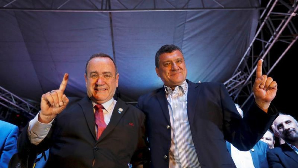 Alejandro Giammattei y su virtual vicepresidente Guillemo Castillo.-EFE / ESTEBAN RIBA