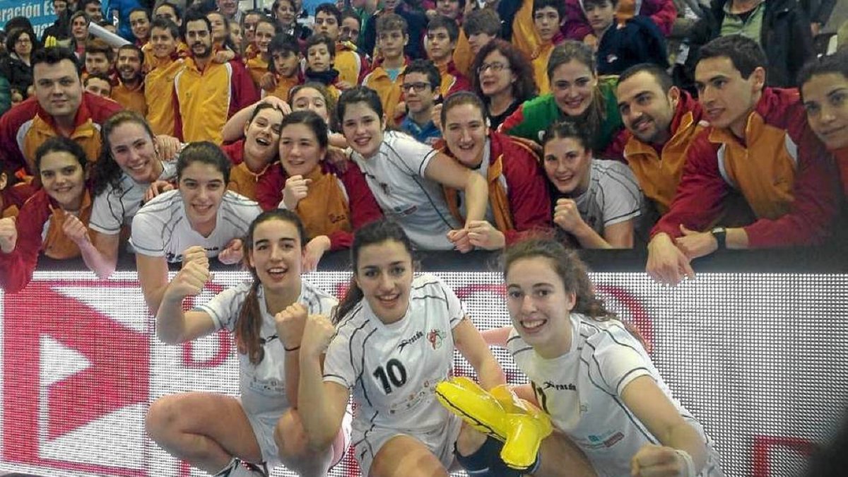 Castilla y León, con la vallisoletana Ángela (abajo a la derecha), celebra el triunfo-El Mundo