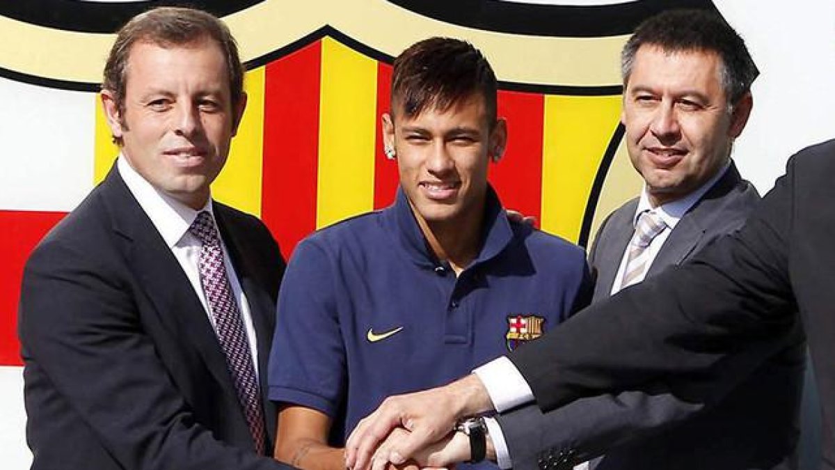 Neymar, entre Sandro Rosell y Josep Maria Bartomeu, el 3 de junio del 2013, día en que se hizo oficial el fichaje del delantero brasileño.-EFE / ALBERT OLIVÉ