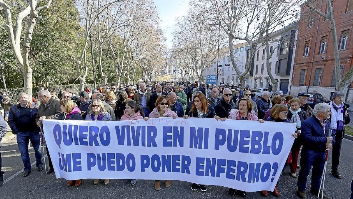 Manifestantes en defensa de la sanidad pública en el paseo de Filipinos, Valladolid. manteniendo una pancarta.-ICAL
