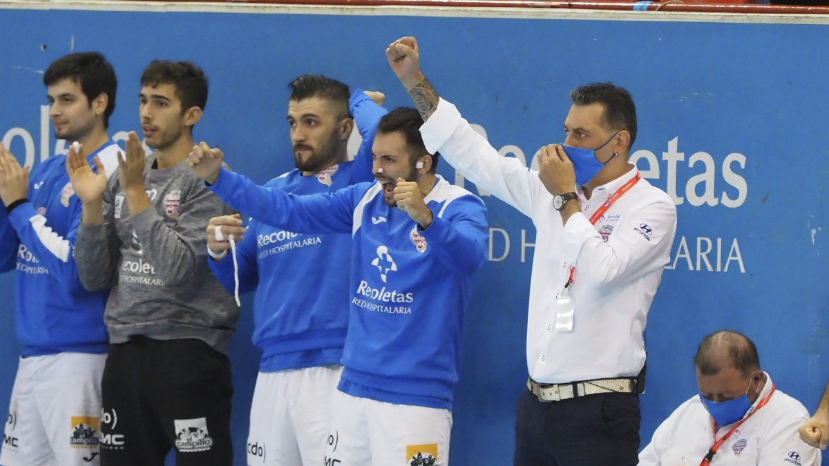 Photogenic/Miguel Ángel Santos. Valladolid. 3/10/2020. 
Polideportivo Huerta del Rey. Balonmano. Liga Asobal. Recoletas-Guadalajara. Es el primer partido oficial con gente en la grada.