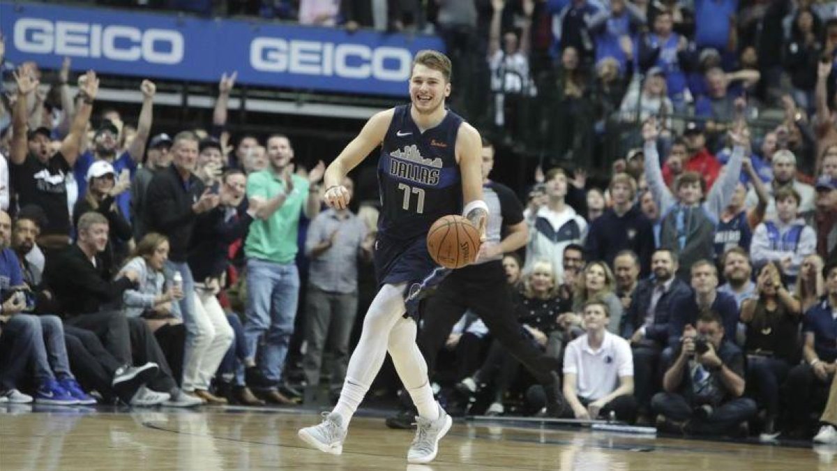 Doncic,  sonriente en su etapa en los Mavericks.-LM OTERO (AP)