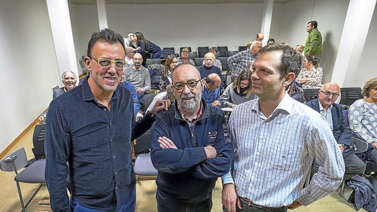 El cirujano Ramón Echevarría, el presidente de la Asociación de Trasplantados, Emilio Bautista, y el cardiólogo Javier López.-M.Á. SANTOS (PHOTOGENIC)