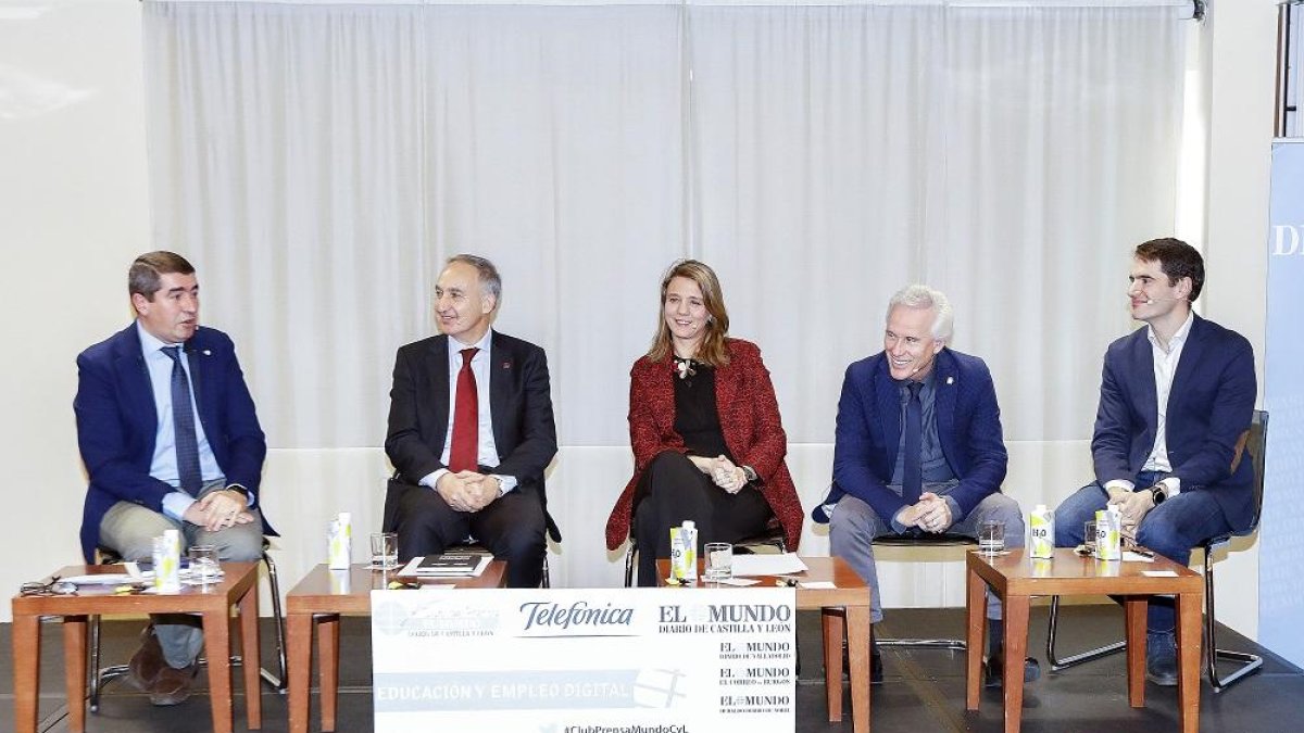 Pablo R. Lago, Antonio Largo, Ángela de Miguel, Luis Domingo González y Luis Miguel Olivas, en un momento del Club de Prensa ‘Educación y empleo digital’.-J. M. LOSTAU