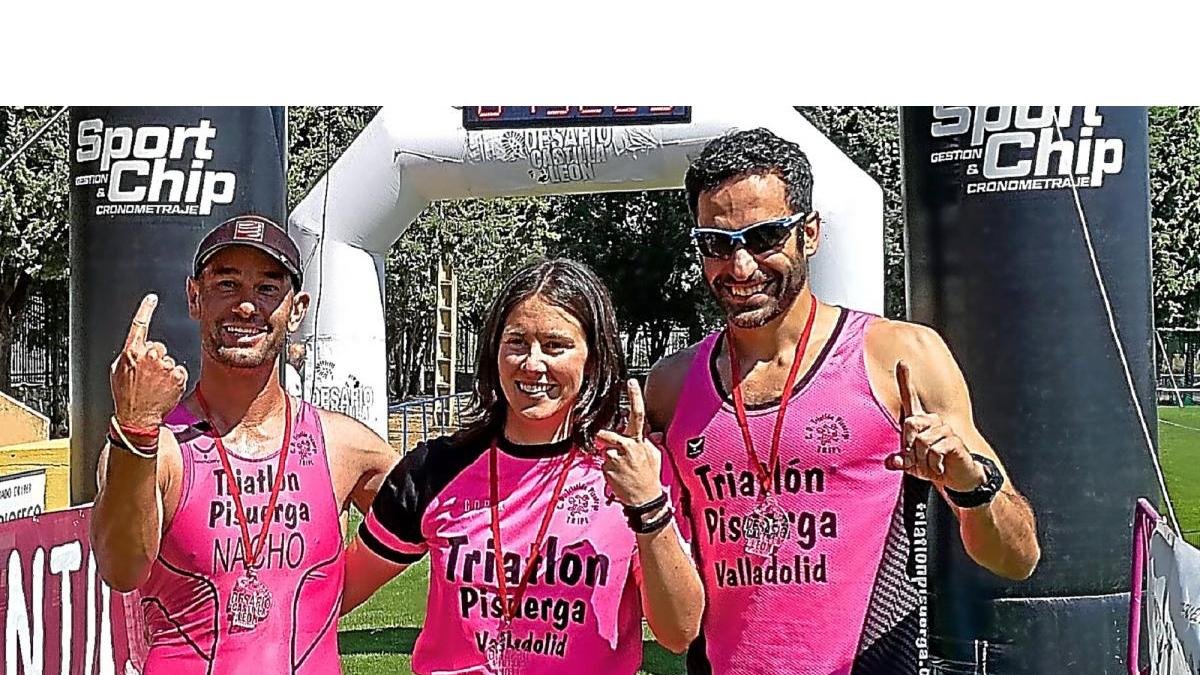 Los triatletas del Tripi posan en la meta tras ganar el oro en la prueba de relevos.-E.M.