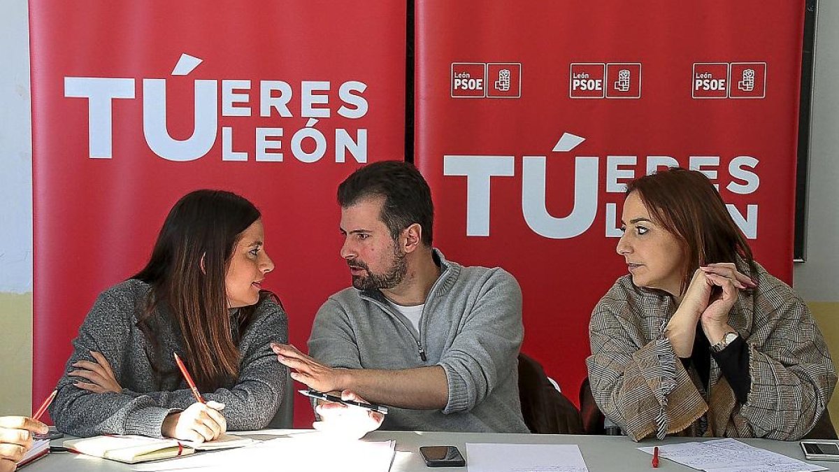 Tudanca, durante la reunión con alcaldes y portavoces de León y Palencia.-ICAL