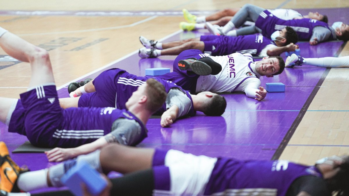 La plantilla del UEMC realiza estiramientos en el entrenamiento de este miércoles. / RVB