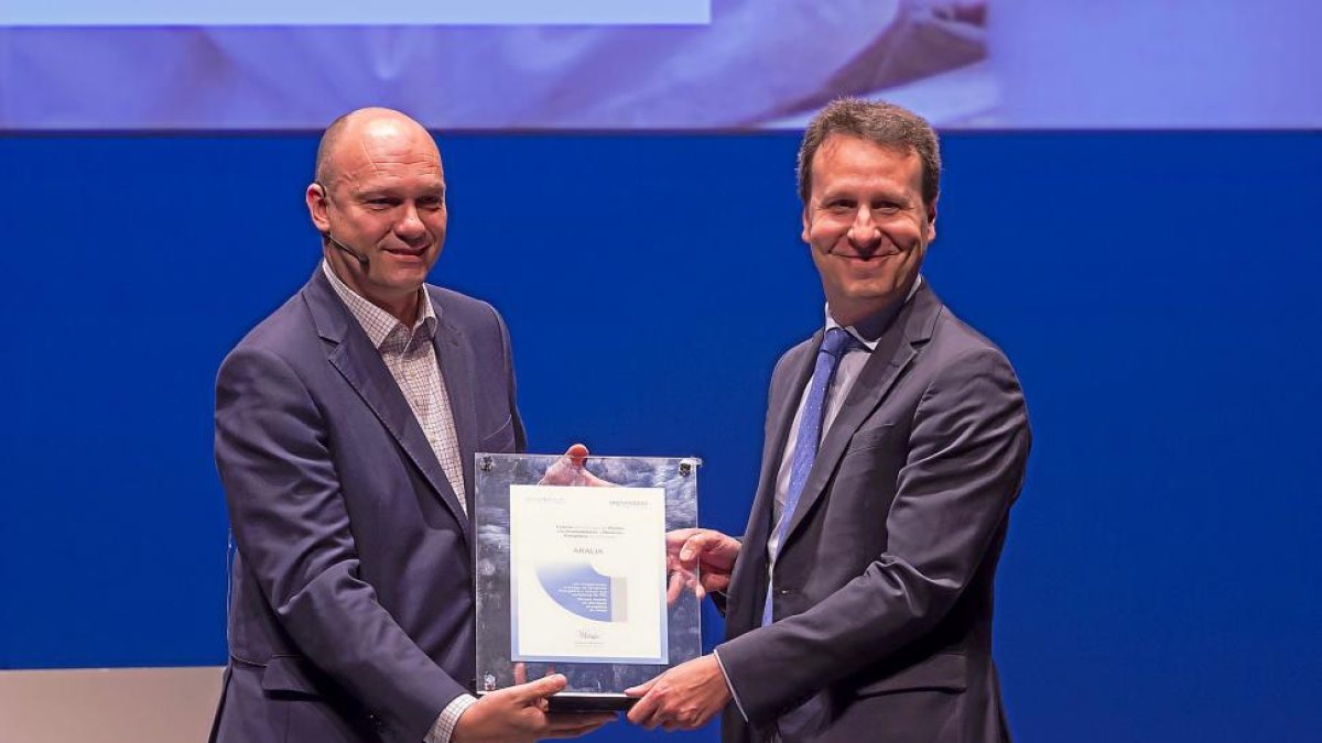 Javier Nieto de Endea entrega el premio al director de Aralia, Álvaro Durán.-