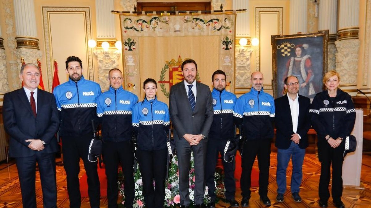 El alcalde con los nuevos agentes, el concejal Antonio Gato, izquierda, y Luis Vélez y la jefa de Policía, Julia González.-J.M. LOSTAU