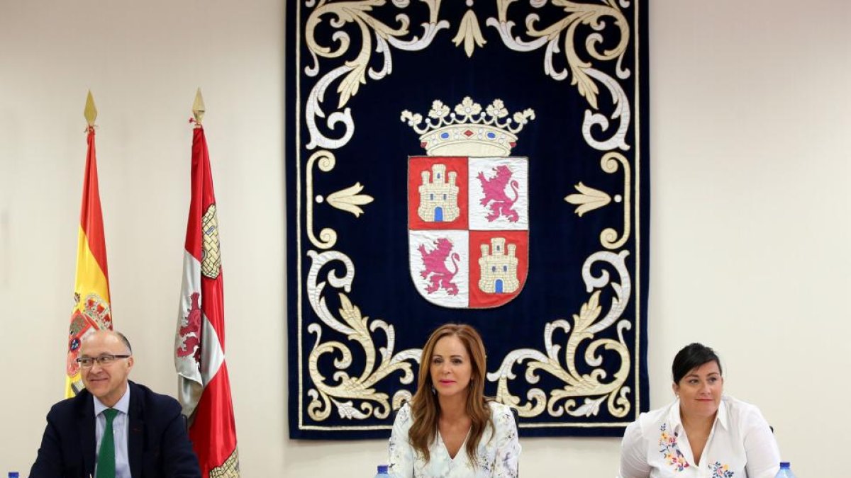 La presidenta delas Cortes, Silvia Clemente, con los vicepresidentes Ramiro Ruiz y Ana Sánchez.-ICAL