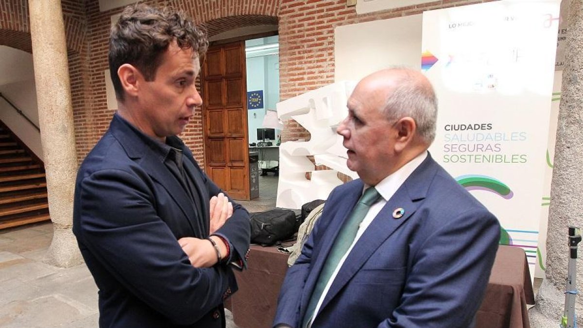 Mario Rivas, elegido nuevo presidente de Acom (Asociación de Comarcas Mineras) de España junto al secretario general de la FEMP, Carlos Saniel Casares.-ICAL