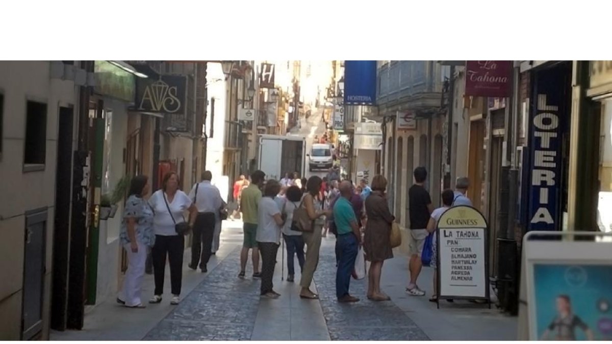 Cola en la administración de la calle Claustrilla esta misma semana.-J. R. R.