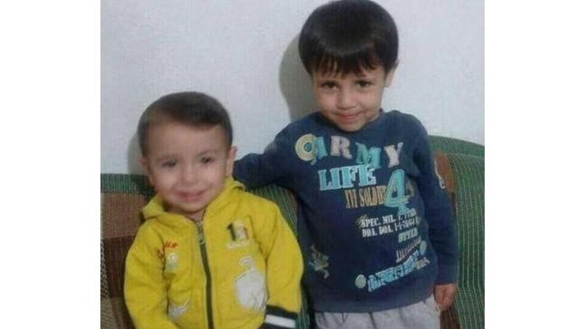 El niño sirio Aylan, de 3 años, y su hermano mayor Galip, de 5, ríen mientras juegan con un osito de peluche.-TWITTER