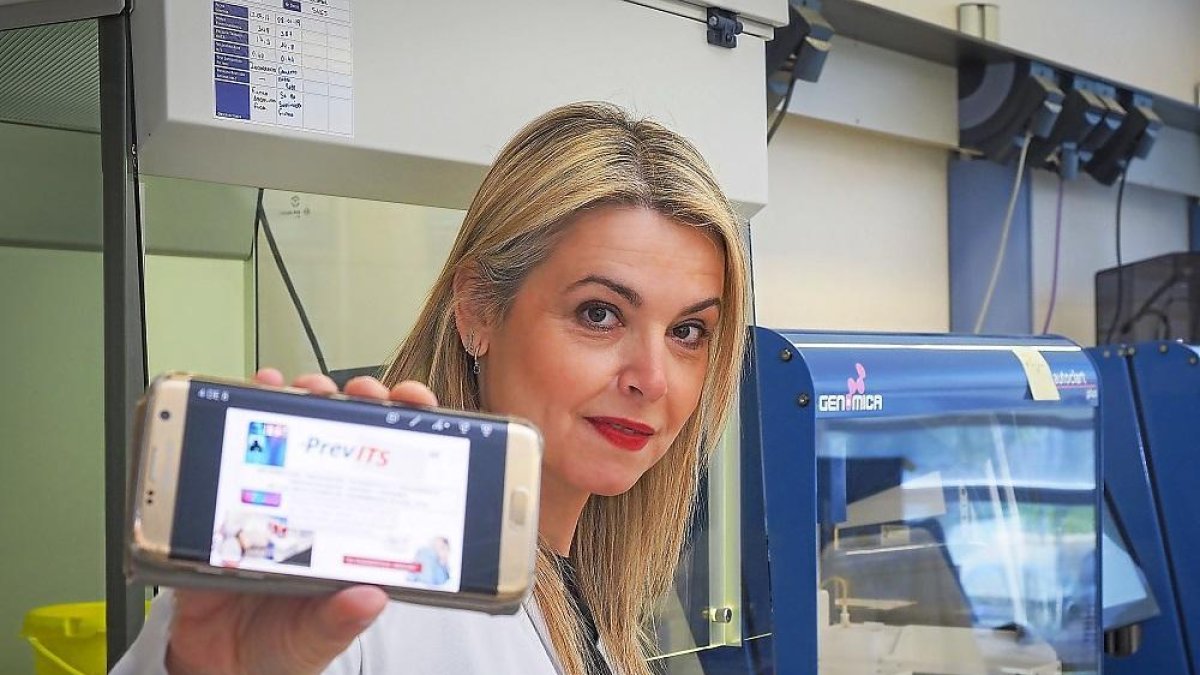 La microbióloga Marta Domínguez-Gil González en las instalaciones del Hospital Universitario Río Hortega de Valladolid.-MIGUEL ÁNGEL SANTOS / PHOTOGENIC