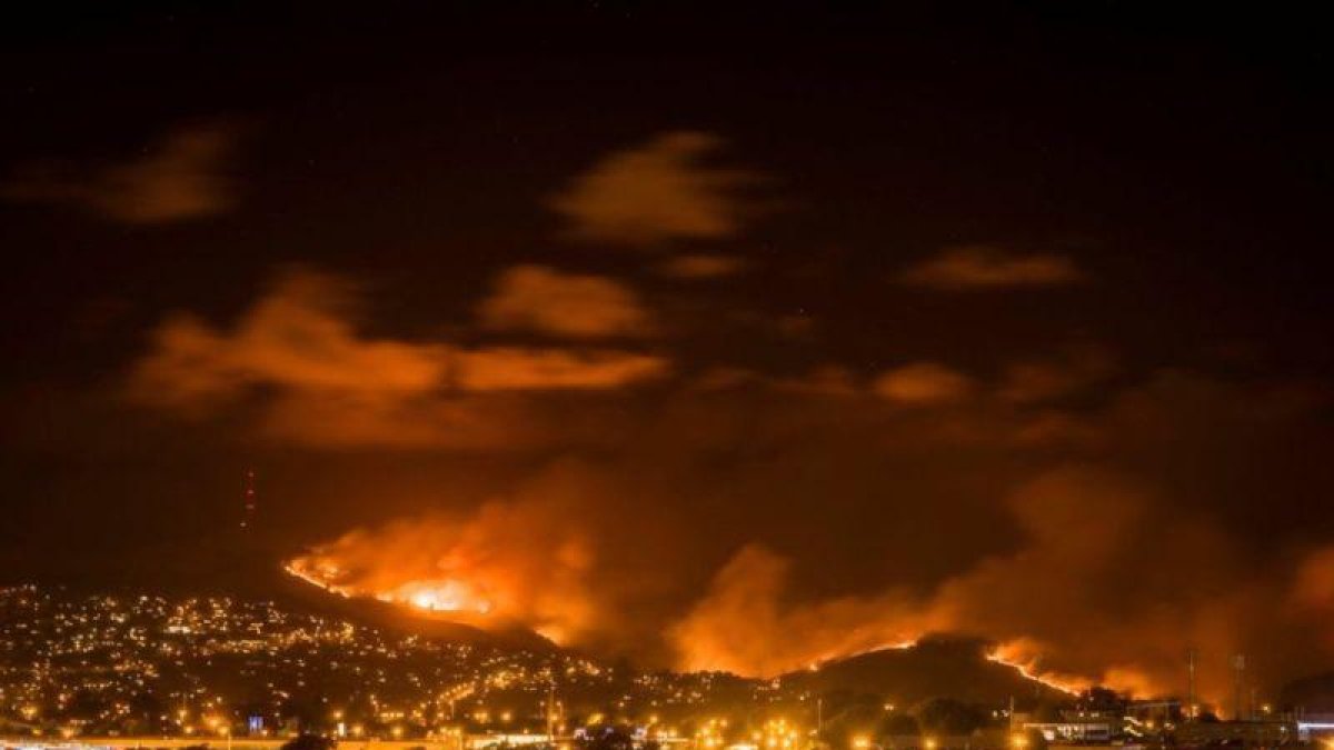 Los incendios en Nueva Zelanda ciguen creciendo y se acercan a zonas urbanas.-REUTERS