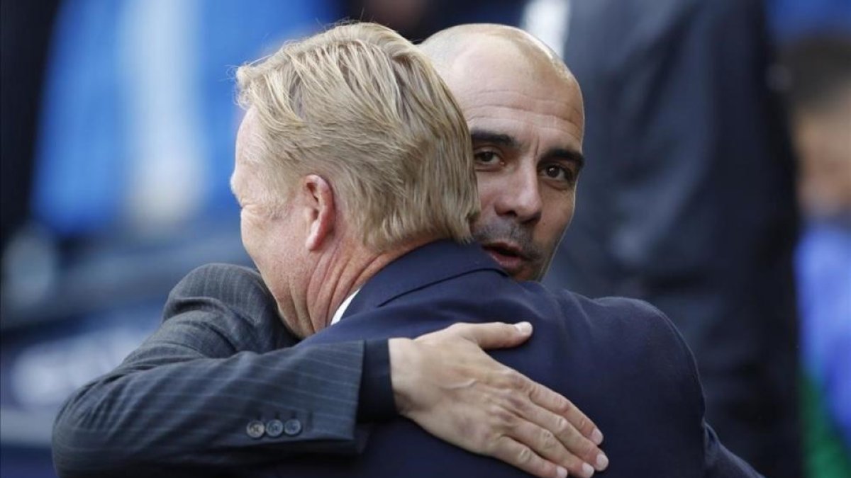 Guardiola y Koeman se saludan antes del partido.-REUTERS / PHIL NOBLE