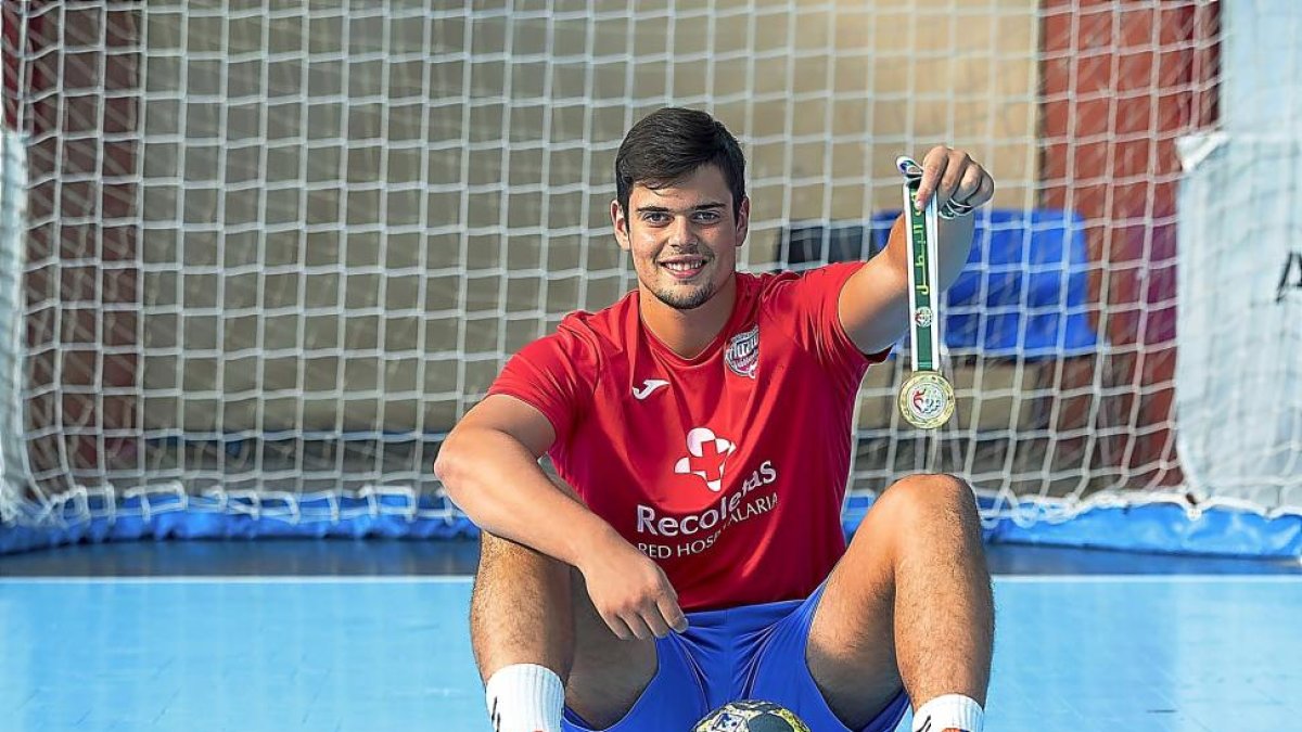 Un sonriente Rubén Río muestra con orgullo la medalla de oro ganada en el Mundial Júnior.-PABLO REQUEJO