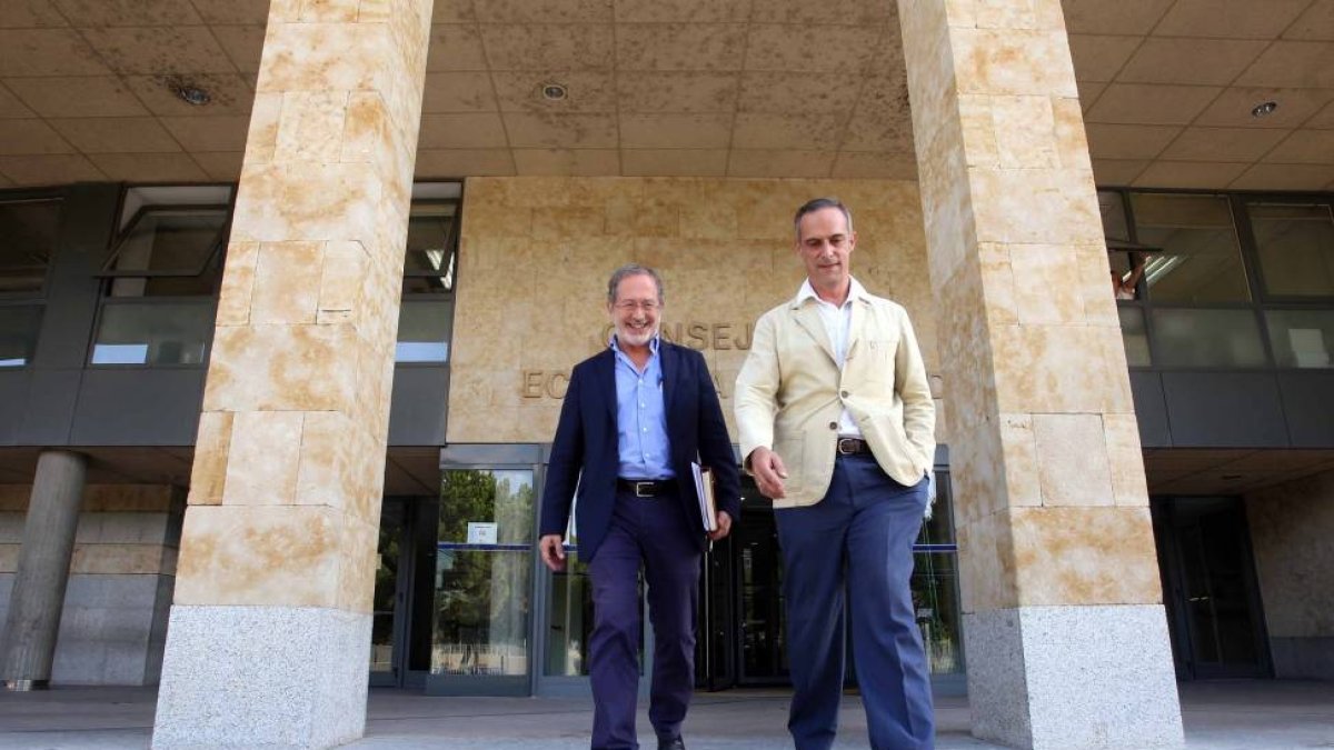El teniente de alcalde y concejal de Urbanismo del Ayuntamiento de Valladolid, Manuel Saravia, junto al técnico Antón Segarra, tras reunirse con la consejera de Economía y Hacienda, Pilar del Olmo-Ical