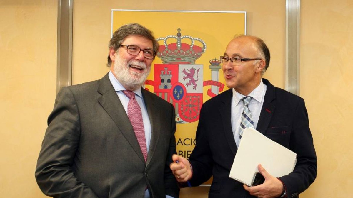 El delegado del Gobierno en Castilla y León, Ramiro Ruiz Medrano, recibe al presidente de la Confederación de Organizaciones Empresariales de Castilla y León (Cecale), Santiago Aparicio, dentro de la ronda de reuniones con los agentes sociales y económico-Ical