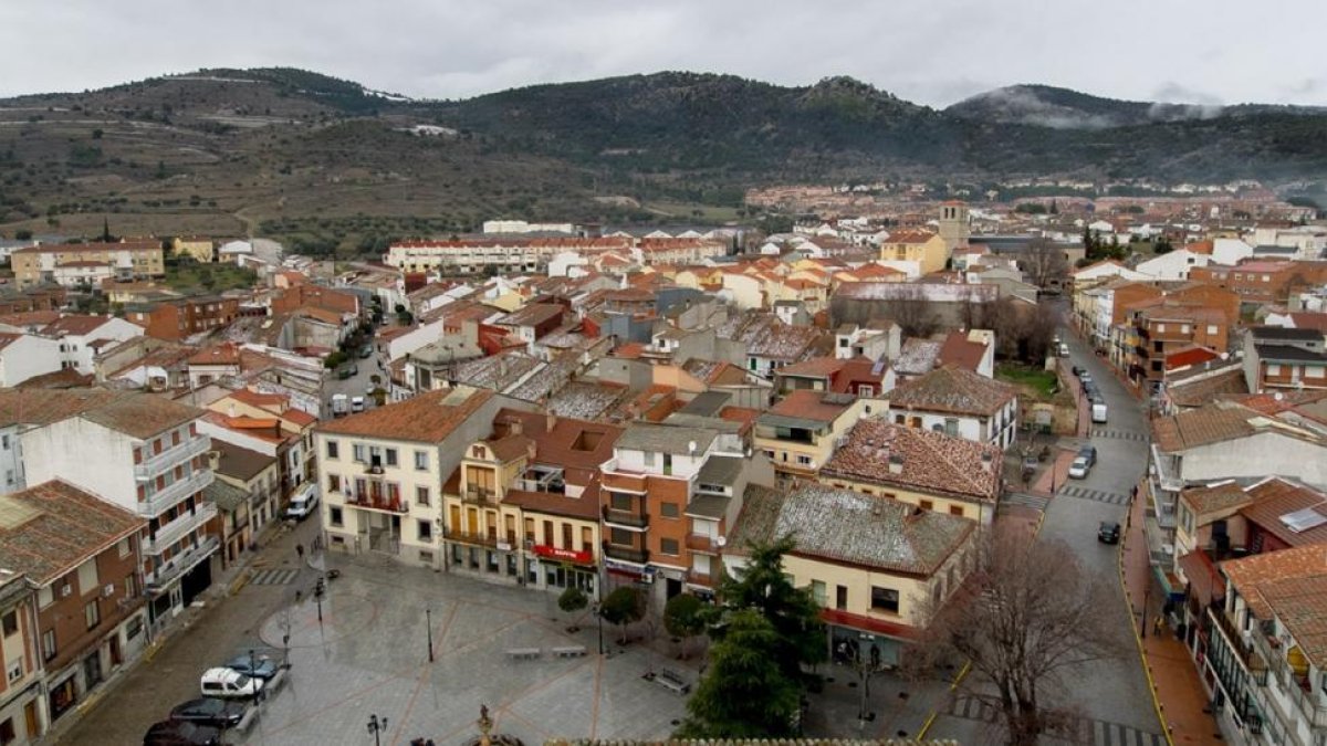 Vista aérea de la plaza de España y la avenida de la Constitución de Cebreros (Ávila).-LP