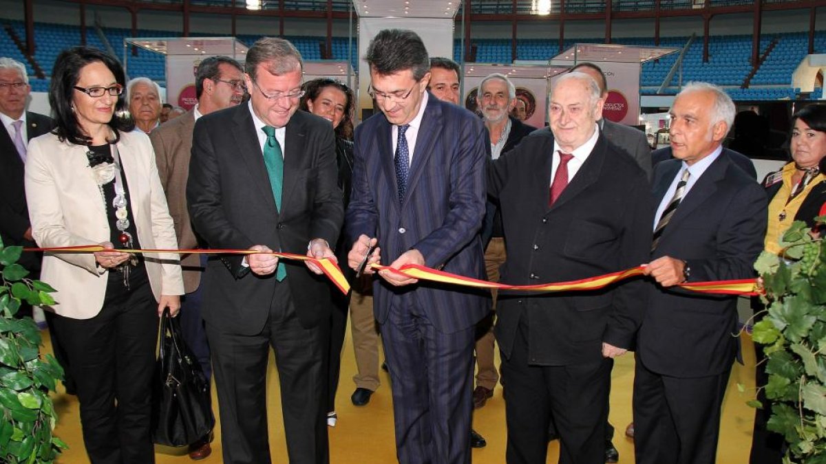 El presidente de la Diputación, Juan Martínez Majo (C), inaugura la Feria de los Productos de León acompañado por el alcalde de León, Antonio Silván (CI) y la subdelegada del Gobierno, Teresa Mata (I)-Ical