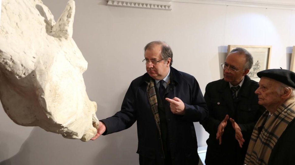 El presidente de la Junta, Juan Vicente Herrera, inaugura la exposición 'Venancio Blanco. Una mirada a Cervantes', junto a Venancio Blanco, y la consejera de Cultura, Josefa García Cirac, en el Palacio del Licenciado Butrón-ICAL