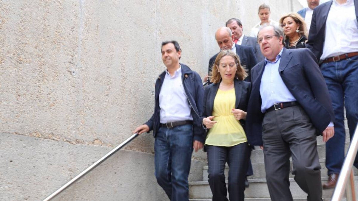 El candidato del PP a la Presidencia de la Junta de Castilla y León, junto a la ministra de Fomento, Ana Pastor, el Presidente del PP provincial y candidato a la Diputación, Fernando Martínez Maíllo, la candidata a la alcaldía de la capital, Clara San Dam-Ical