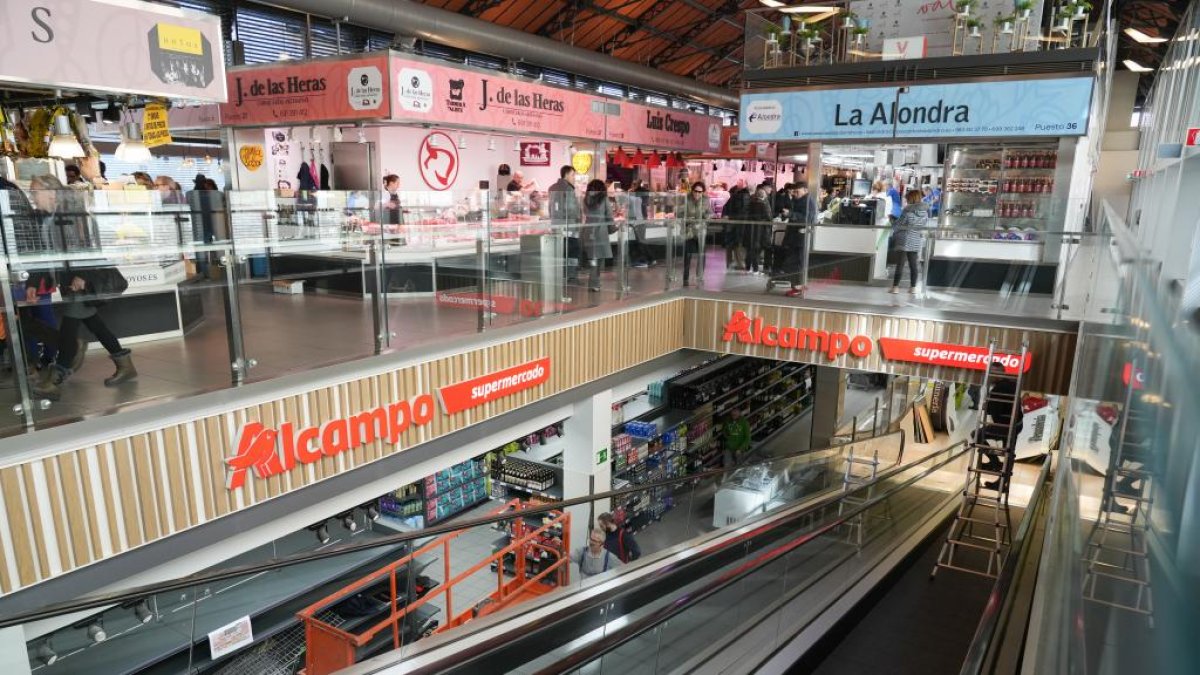 Imagen de archivo del supermercado Alcampo en el Mercado del Val en Valladolid.