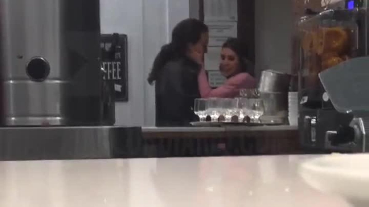El beso de Pablo Iglesias e Irene Montero.-