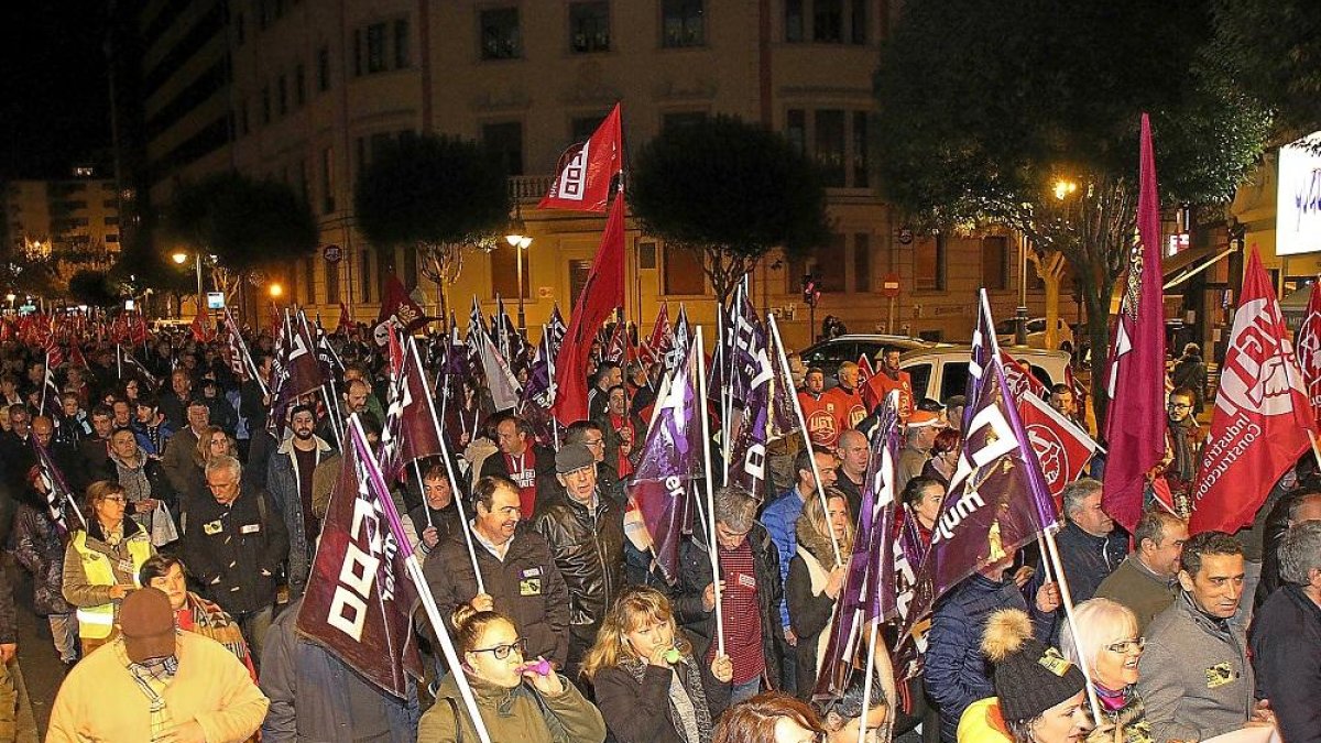 Cabeza de la manifestación desarrollada en la capital leonesa, en la que aparece, a la derecha, el secretario regional de Comisiones Obreras, Vicente Andrés.-ICAL