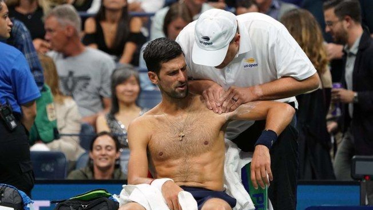 Novak Djokovic, atendido por molestias en el hombro, durante el partido contra Londero.-AFP