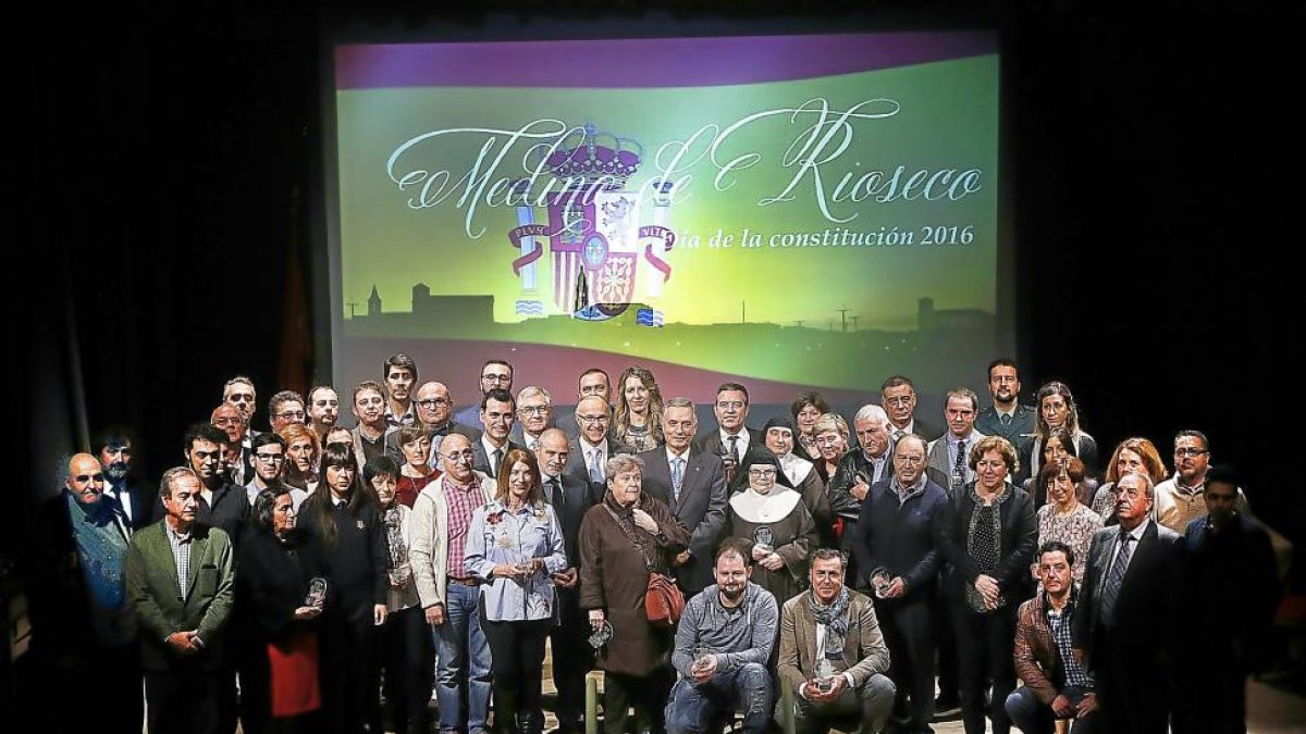 Ramiro Ruiz Medrano, Artemio Domínguez y los 27 galardonados con las menciones en el Teatro Pincipal de Medina de Rioseco.-J.M LOSTAU