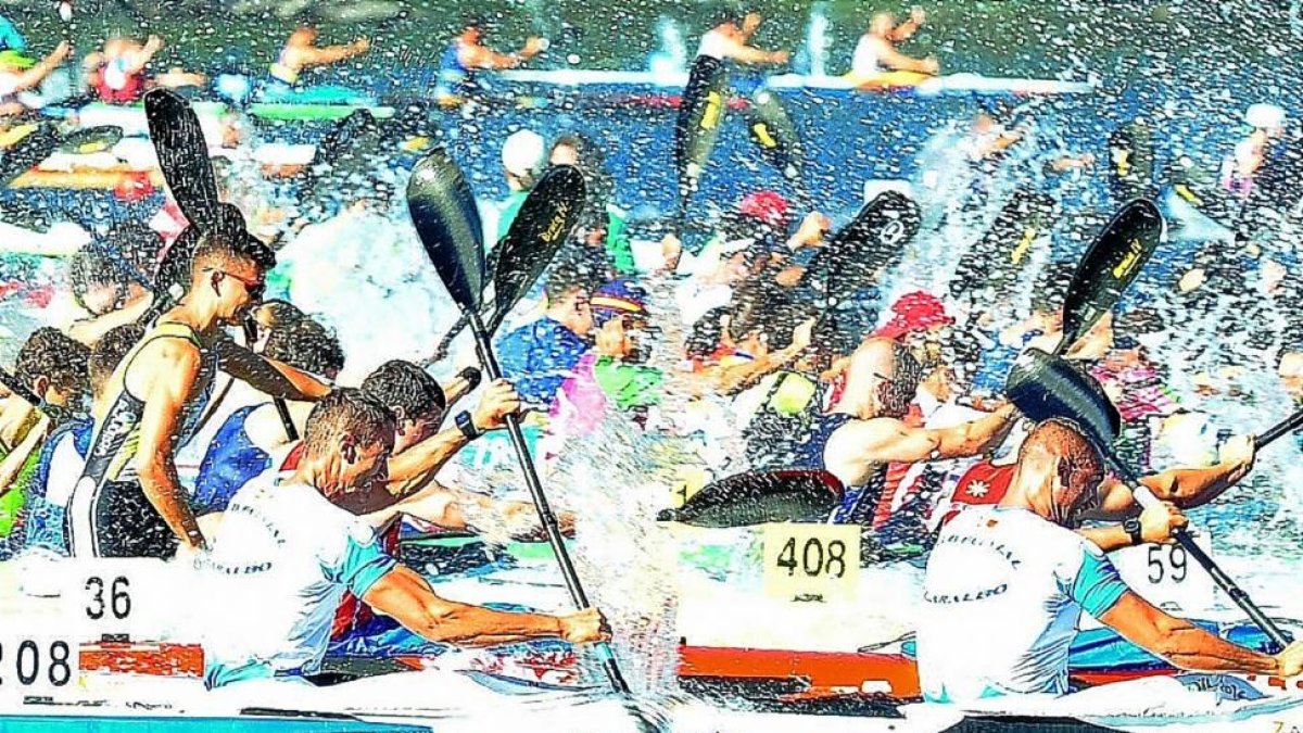 Participantes en el Gran Premio de Castilla y León de piragüismo, celebrado ayer en el Lago de Sanabria.-E. M.