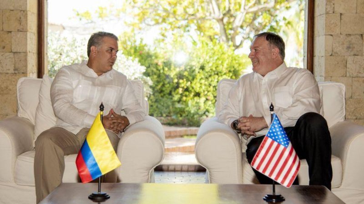 El presidente Ivan Duque mientras habla con el secretario de Estado de Estados Unidos Mike Pompeo en Cartagena.-PRESIDENCIA DE COLOMBIA
