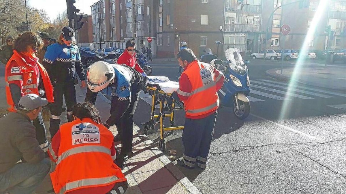 Los servicios sanitarios atienden a la mujer atropellada.-E. M.